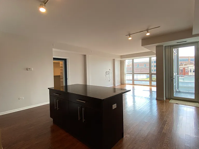 744 W Fullerton Ave #401 — Photo 6