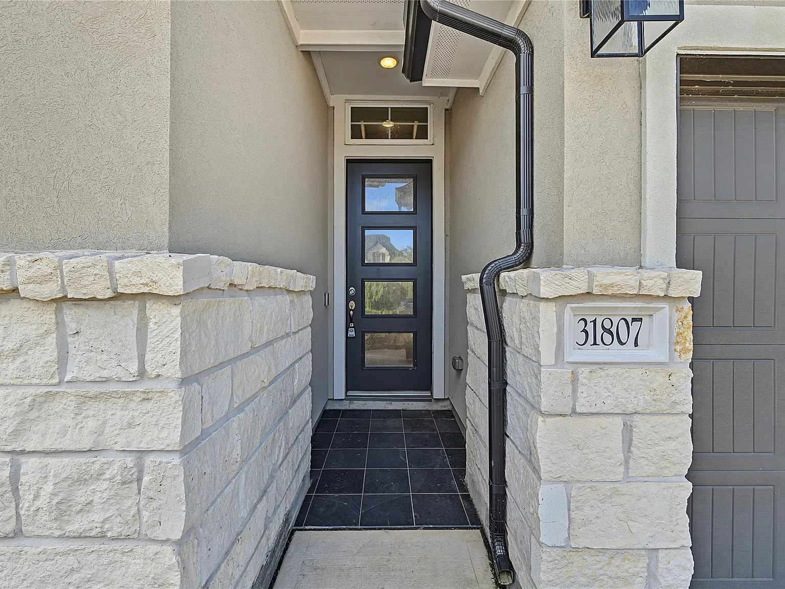 4 bed, 3.0 bath, 2129 sqft, $2,600 — Photo 2