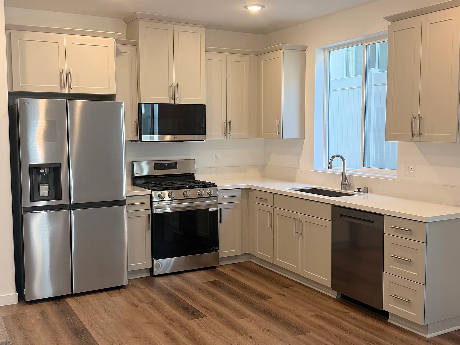 1 bed, 745 sqft, $2,450 — Photo 2