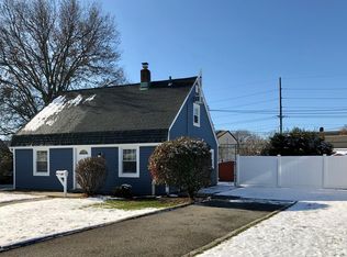 42 Oaktree Ln, Levittown, NY 11756