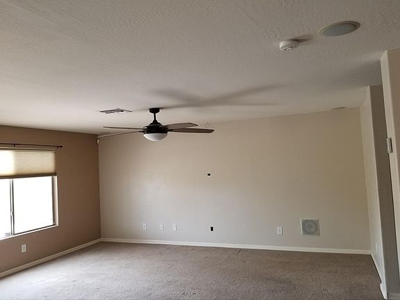 Open concept livingroom, kitchen & dinning room 