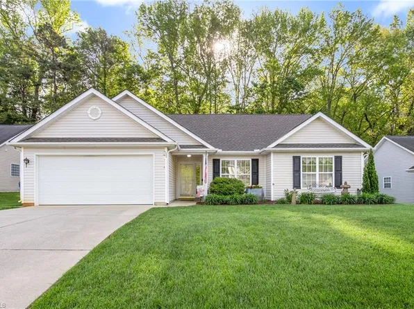 703 Walnut Crossing Dr, Whitsett, NC 27377