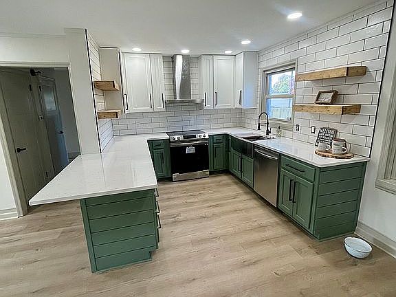 3rd image of 726 Fairlane Dr