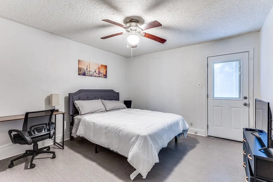 2 bed, 1200 sqft, $2,400 — Photo 2