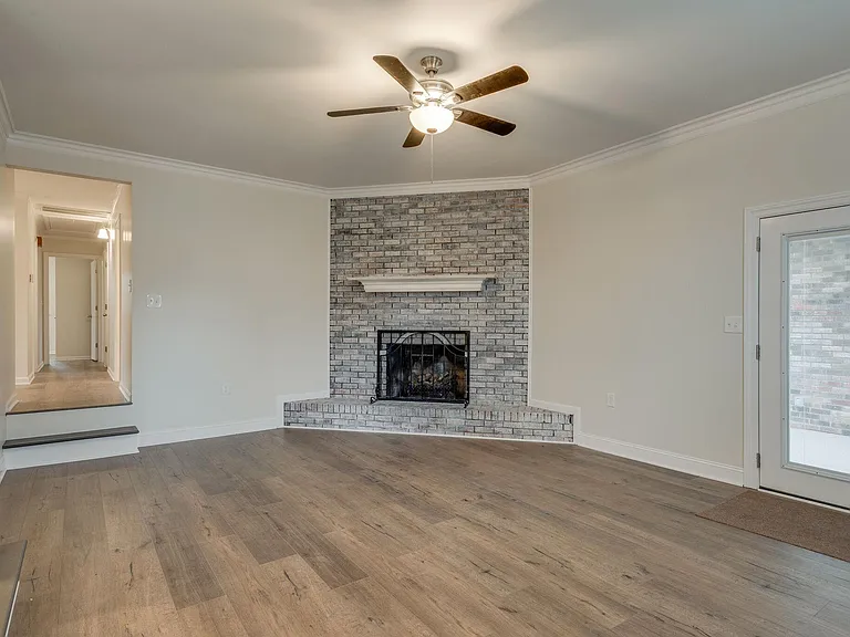826 Victoria Dr — Photo 10