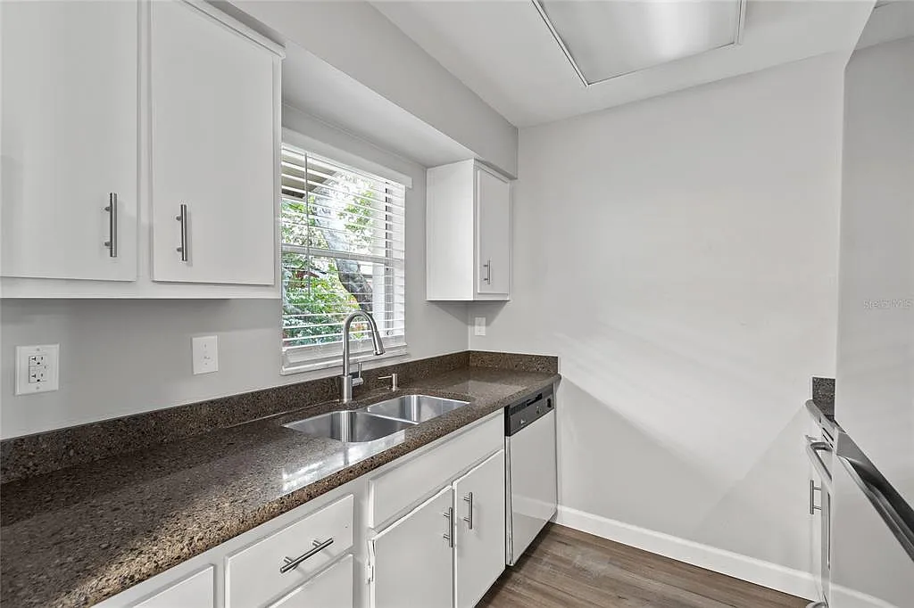 2 bed, 2.0 bath, 934 sqft, $1,649 — Photo 2