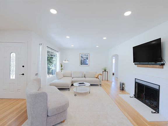 5th image of 309 Agnus Dr