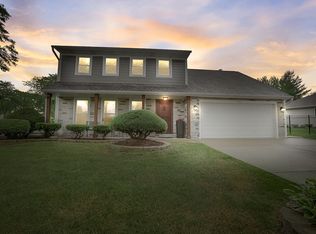 930 Longford Dr, Roselle, IL 60172