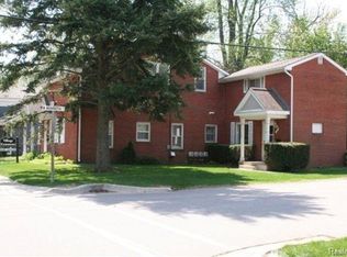 3 S Holcomb Rd, Clarkston, MI 48346