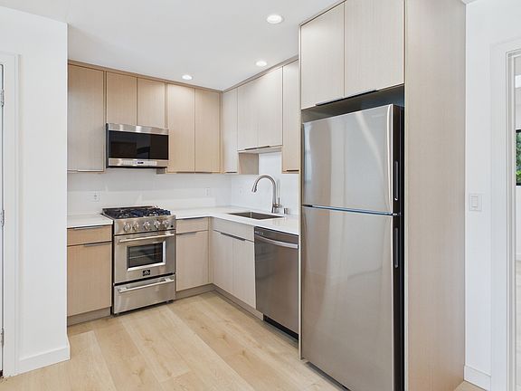 4th image of 2282 Whitney Ave #1