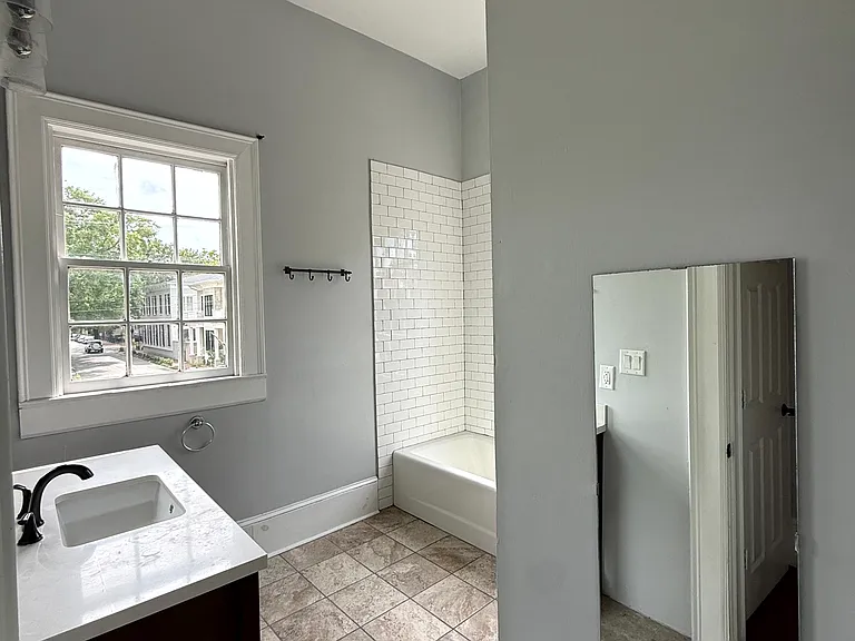 227 W Hall St — Photo 11