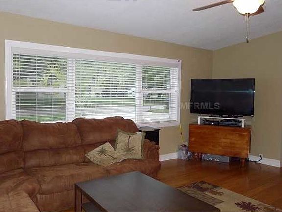 3rd image of 1005 Idlewild Dr S