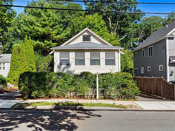 4th image of 222 Sprague St