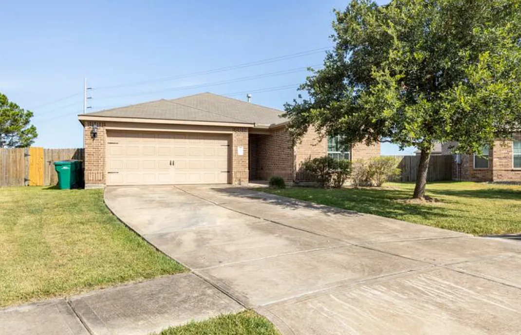 4 bed, $3,900 — Photo 1