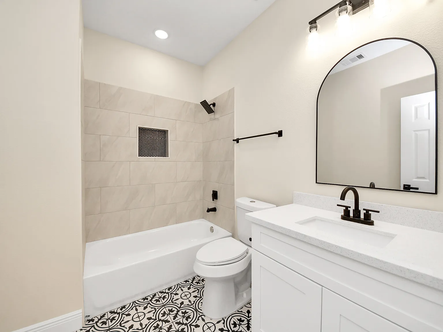3 bed, 2.5 bath, 1300 sqft, $2,400 — Photo 3