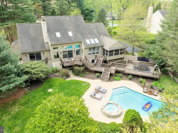 1685 Waterglen Dr, West Chester, PA 19382