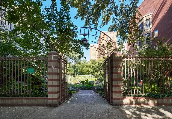 Sold by SR8 REALTY LLC | media 22