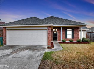 200 Pear Tree Cir, Broussard, LA 70518