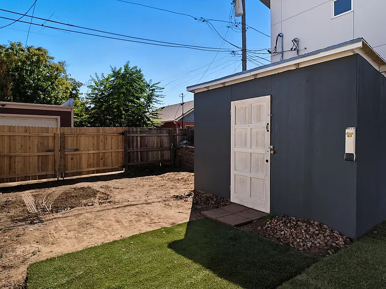 2446 Tremont Pl — Photo 12