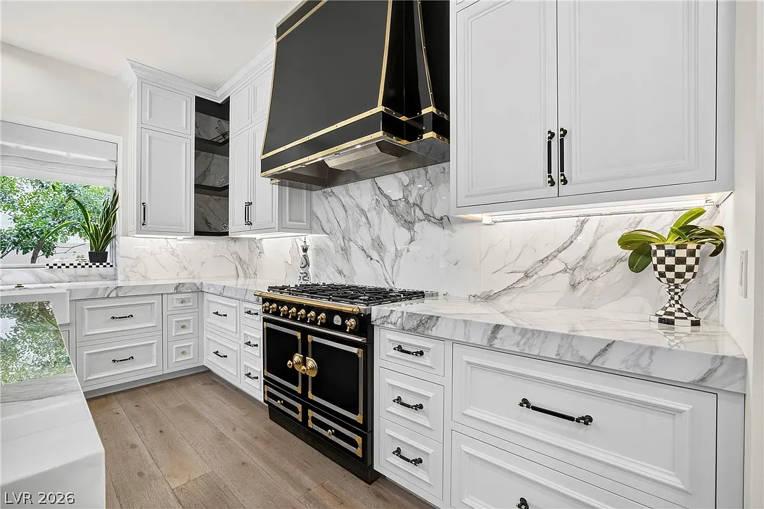 4 bed, 4.5 bath, 4065 sqft, $22,500 — Photo 3