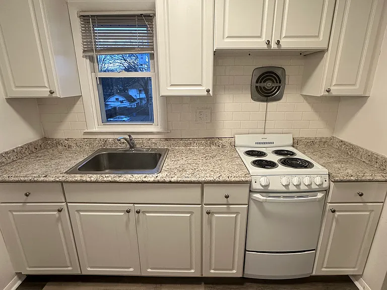 169-170 Birdseye St #C2 — Photo 11