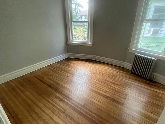 4th image of 111 Laurel Ave #5