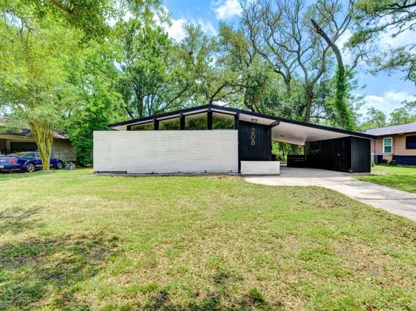 208 Palm Ln, Lake Jackson, TX 77566
