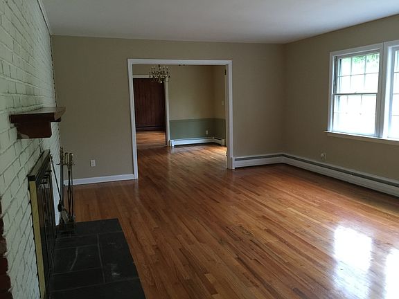 3rd image of 19 Charleston Dr