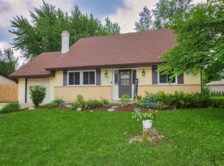 899 Camelot Dr, Crystal Lake, IL 60014