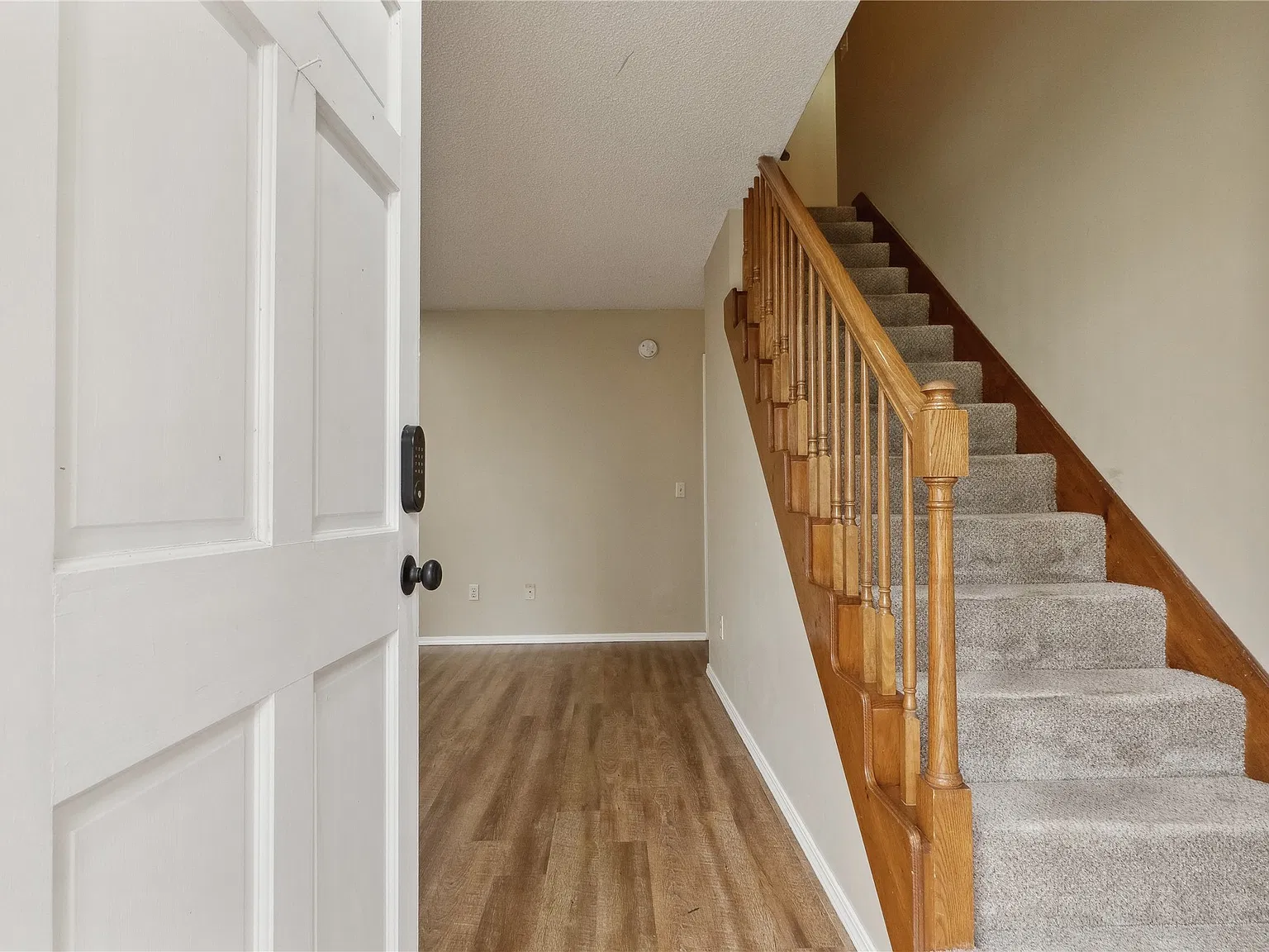 3 bed, 2.0 bath, 1800 sqft, $1,900 — Photo 3