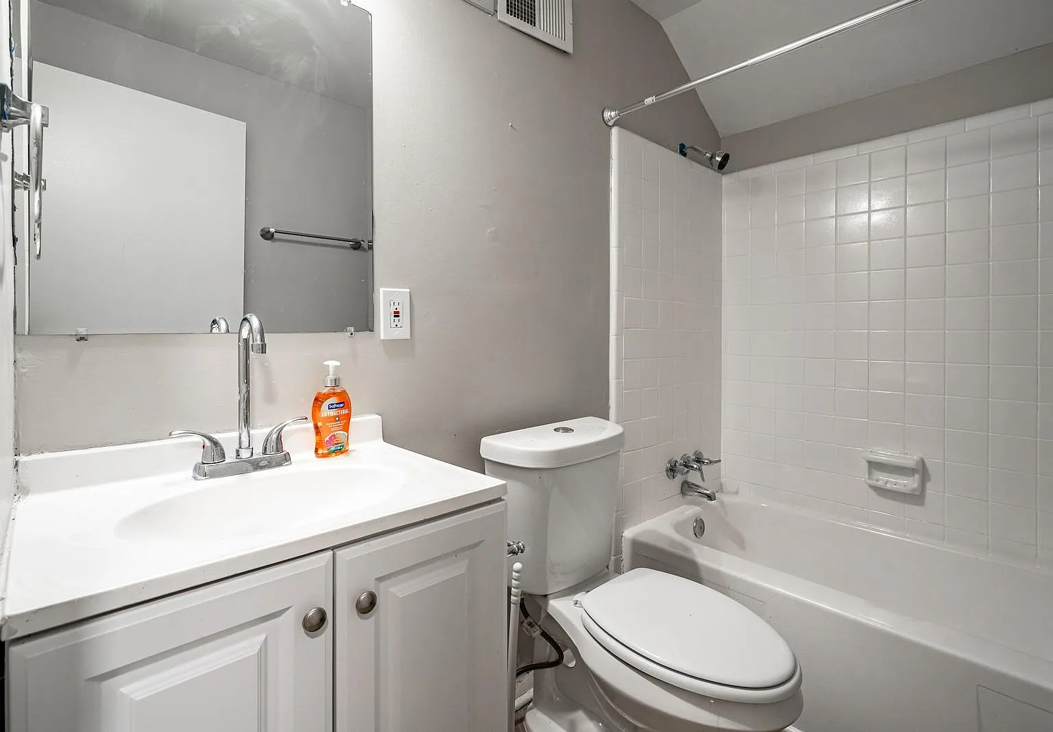 4 bed, 3.0 bath, 1968 sqft, $706 — Photo 3