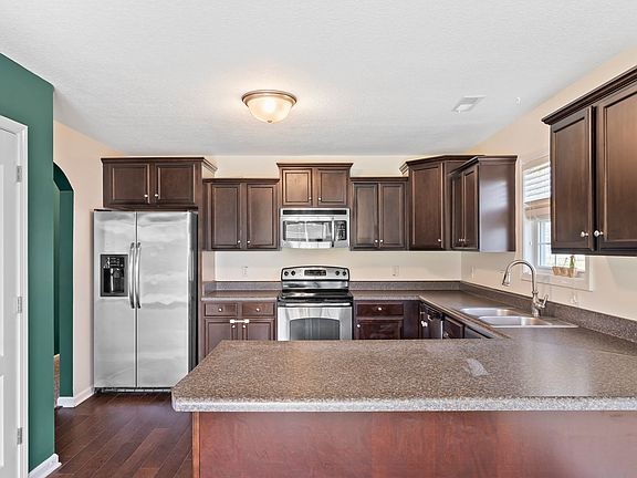 5th image of 137 Cavalier Dr