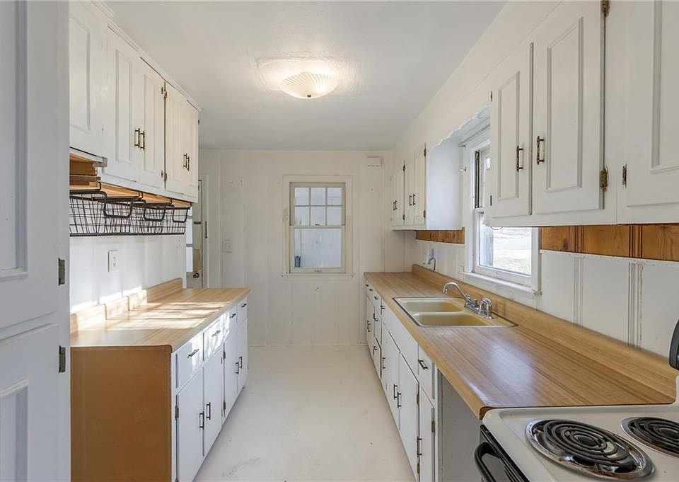 557 NW North Shore Dr, Lake Waukomis, MO 64151 Zillow