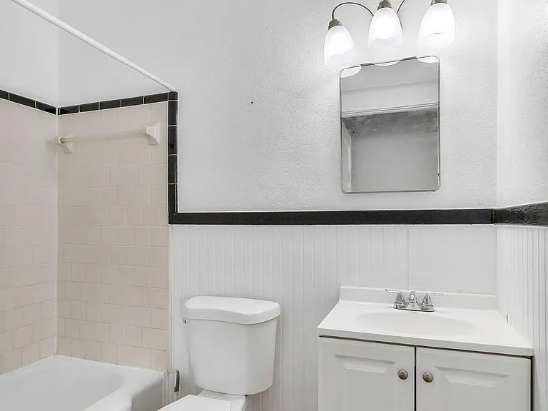 1235 E 50th St #B — Photo 8