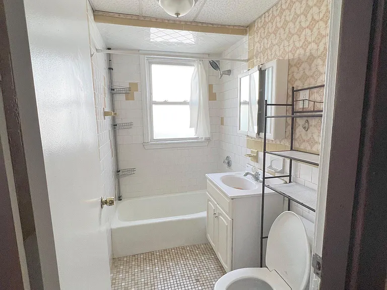 382 McGrath Hwy #1R — Photo 6