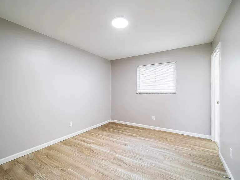 1075 Oak St — Photo 12