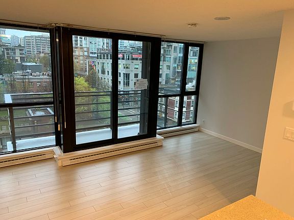 5th image of 909 Mainland St #908