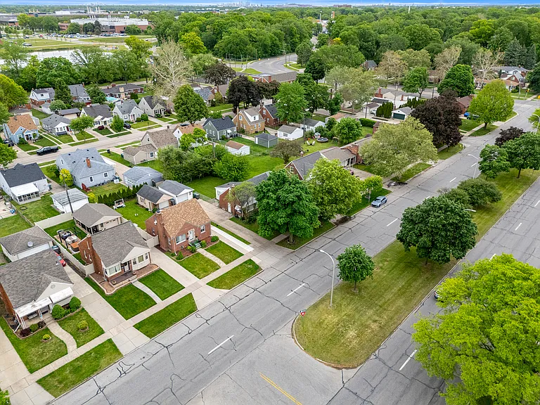 21311 Outer Dr — Photo 42