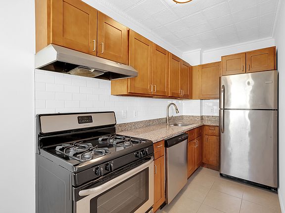3rd image of 200 6th Ave #4