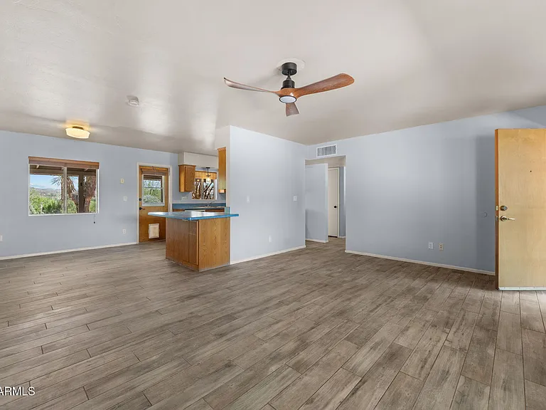 589 N Jackson St — Photo 9