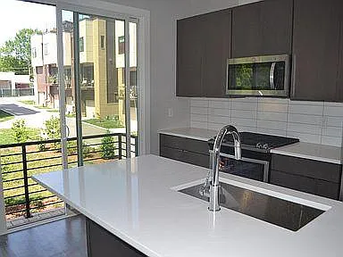 3 bed, 3.5 bath, 1520 sqft, $3,300 — Photo 2