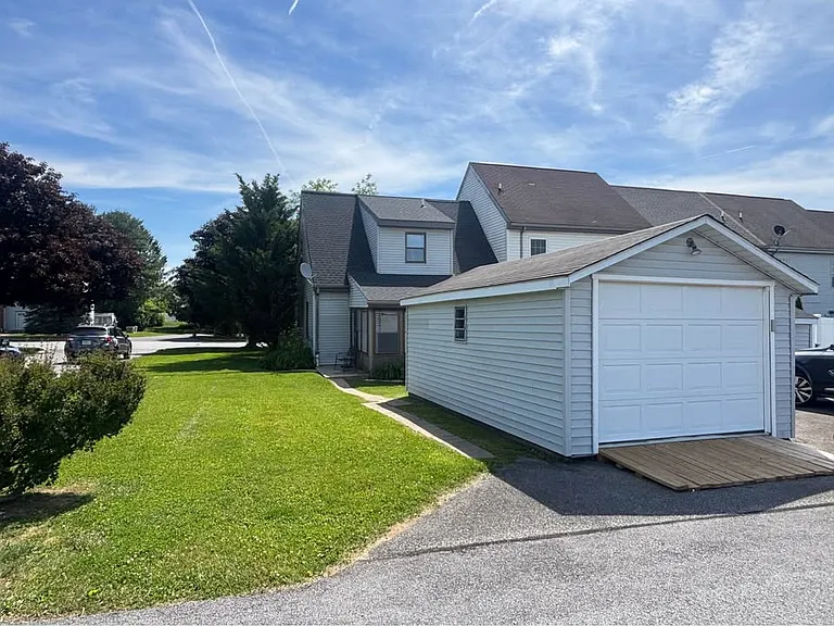 40 Carriage House Dr — Photo 1