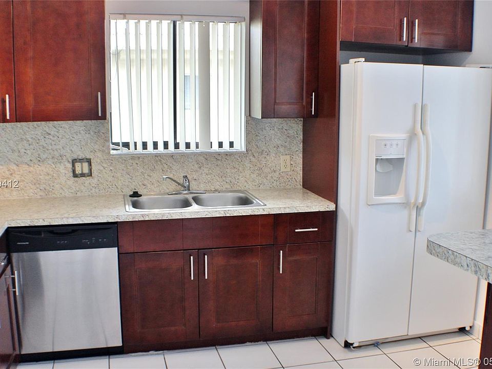 1st image of 318 Lakeview Dr APT 204