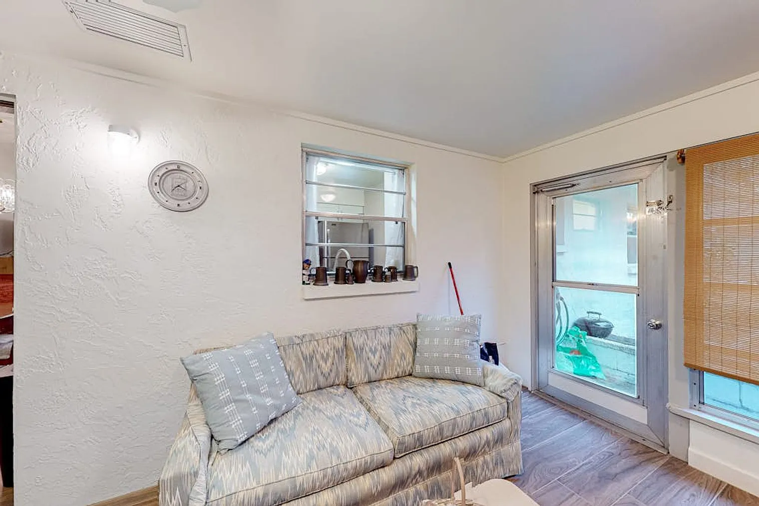 3 bed, 2.0 bath, 1420 sqft, $2,673 — Photo 4