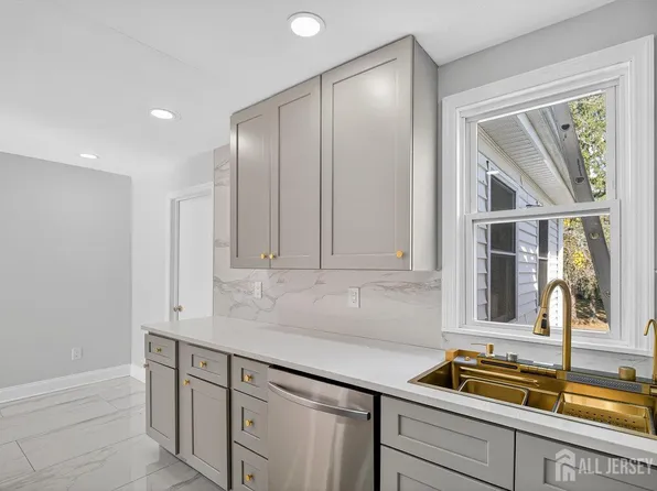 43 Linden Ln, Plainsboro, NJ 08536