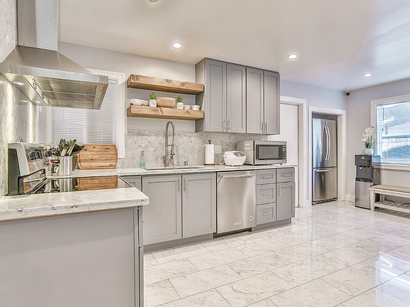 4th image of 1042 Bellingham Dr