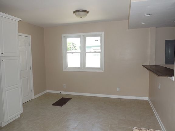 4th image of 283 S Douglas Ave