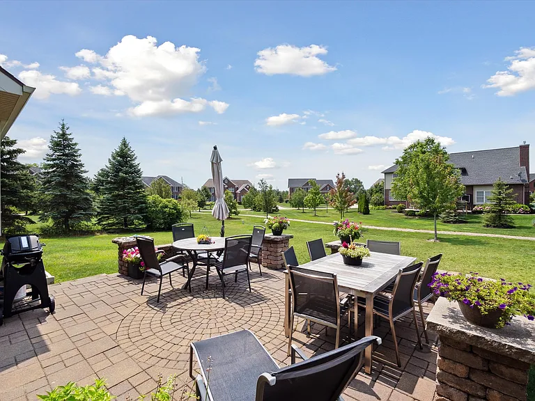 24323 Bellingham Dr — Photo 35