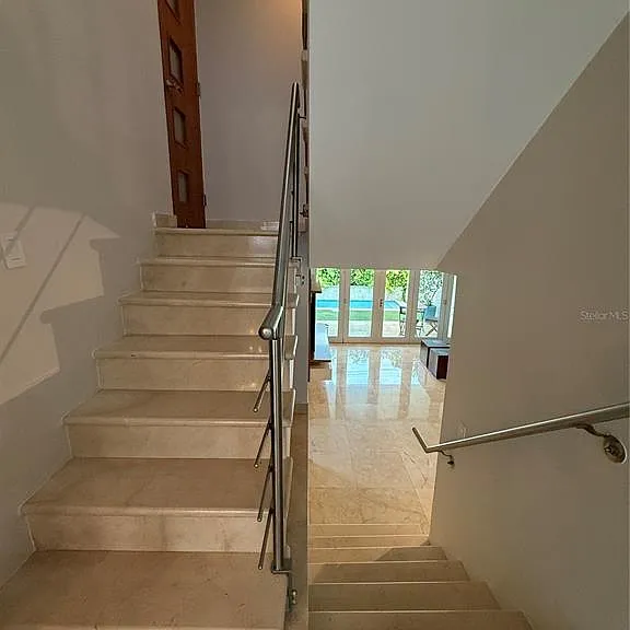 8 A — Photo 12