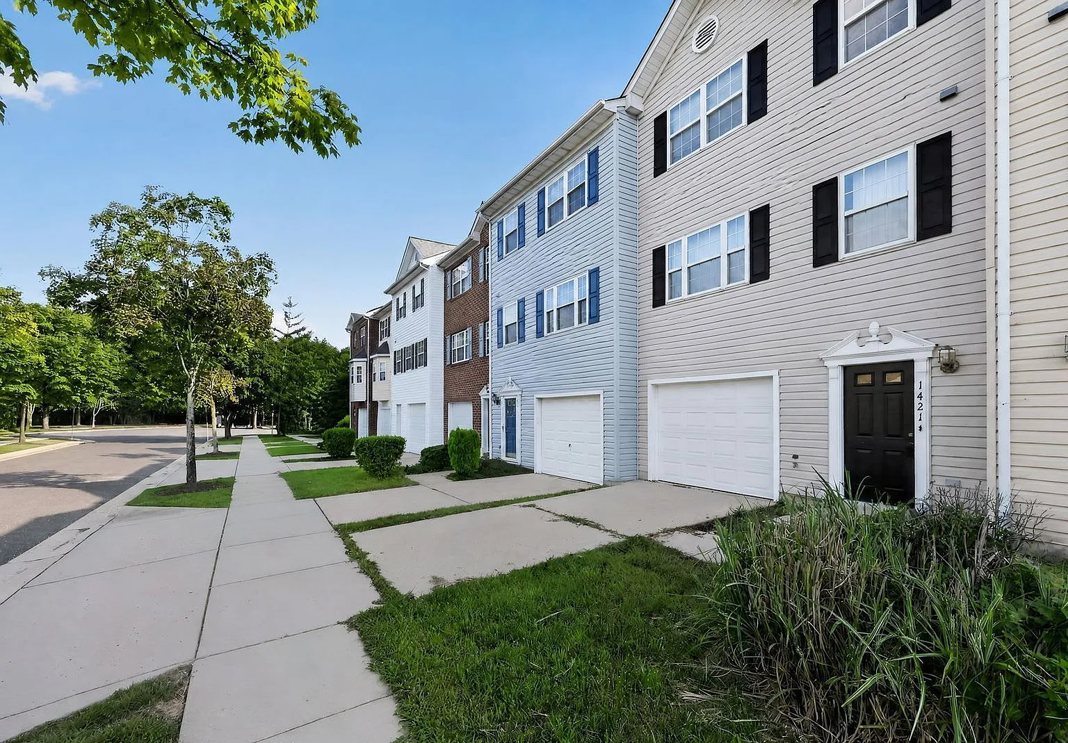 3 bed, 4.0 bath, 1360 sqft, $2,600 — Photo 2